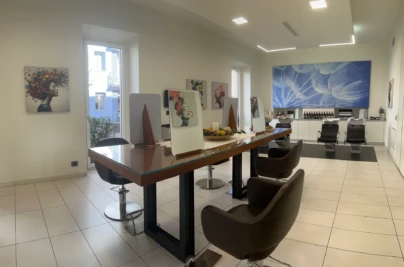 Salone da parrucchiere uomo e donna con lavaggio capelli