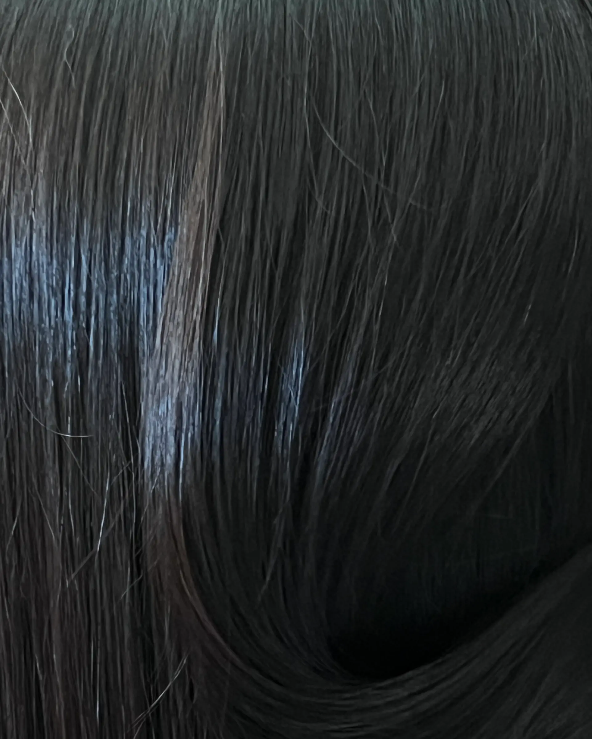 dettaglio look capelli mori